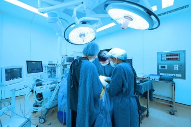 Veteriner Cerrahi operasyon odasında grup aydınlatma sanat ile almak ve filtre mavi