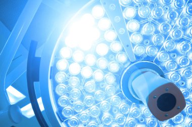 Ameliyat odasındaki cerrahi lambalar. Resim ışıklandırması ve mavi filtreli.