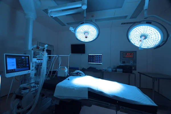 Geräte Und Medizinische Geräte Modernen Operationssaal Mit Kunstbeleuchtung Und Blaufilter — Stockfoto
