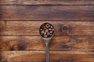 Tahta kaşık kahve çekirdekleri, yakın çekim 
