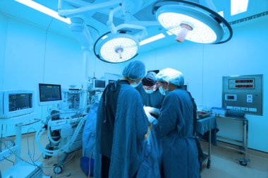 Veteriner Cerrahi operasyon odasında grup aydınlatma sanat ile almak ve filtre mavi