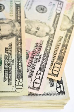 Beyaz arkaplanda izole edilmiş banknotun kapatılması