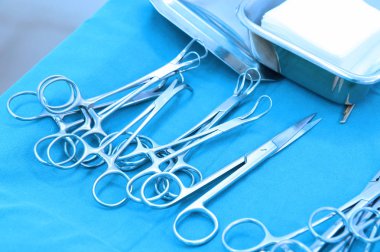 Ayrıntı atış steralized cerrahi aletlerin bir el bir araç kapma ile aydınlatma sanat ile almak ve filtre mavi