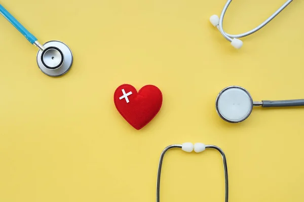 Arka Plan Için Stetoskop Ile Kırmızı Kalp — Stok fotoğraf