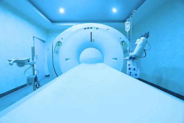 磁共振成像扫描仪房间带艺术照明和蓝色的筛选器 — 图库照片