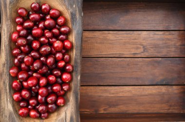 Tahta arka planda taze kahve çekirdekleri