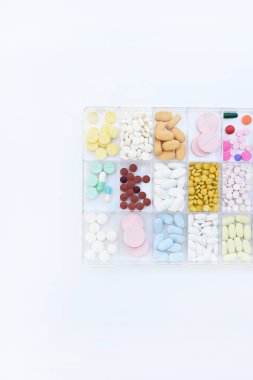 farklı ilaç beyaz arka plan üzerinde izole kapatmak