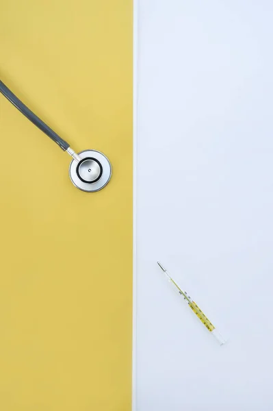 Nahaufnahme Von Stethoskop Und Thermometer Als Hintergrund — Stockfoto