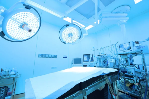 设备和医疗设备在现代手术室带艺术照明和蓝色的筛选器 — 图库照片
