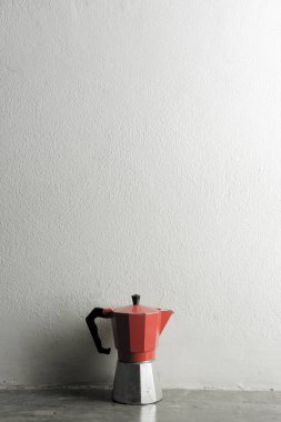 Retro çinko çaydanlıklar ahşap arka plan üzerinde.