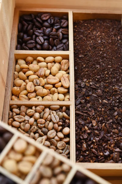 Bliska Ziaren Kawy Zmielonej Kawy Drewniane Pudełko — Zdjęcie stockowe