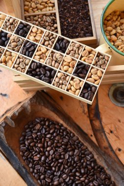 Kahve çekirdekleri ve çekilmiş kahve ahşap kase yakın çekim