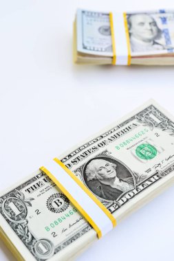 Beyaz arkaplanda izole edilmiş banknotun kapatılması