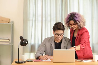 İki iş adamları konusunda konuşurken bir ofiste çalışmak.