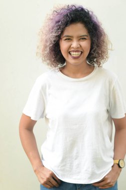 Güzel, genç ve mutlu bir kadın portresi