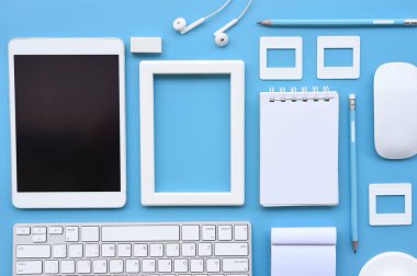 Ofis resepsiyon masası klavye, defter, kalem ve arka plan için fare ile Üstten Görünüm