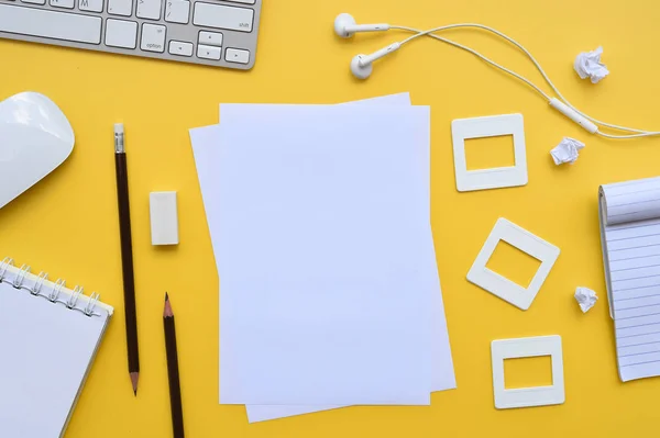 Bovenaanzicht Van Office Desk Tabel Met Toetsenbord Laptop Potlood Muis — Stockfoto