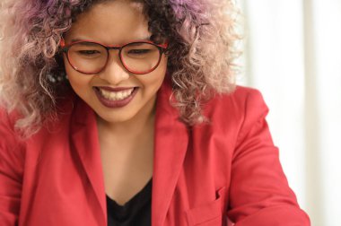 Ofisteki masasında oturan kadın yöneticinin portresi.