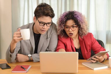 İki iş adamları konusunda konuşurken bir ofiste çalışmak.