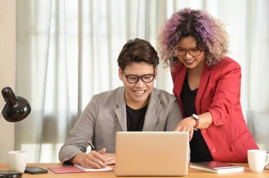 İki iş adamları konusunda konuşurken bir ofiste çalışmak.
