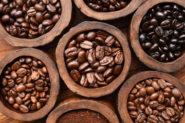 Ahşap kase kahve çekirdekleri, yakın çekim