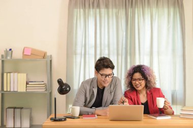 İki iş adamları konusunda konuşurken bir ofiste çalışmak.