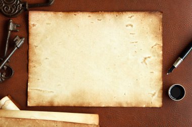 eski kağıt kalem ve mürekkep ile kahverengi ahşap doku üzerinde.