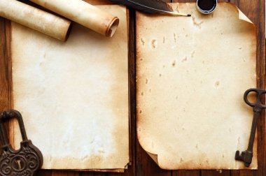 Eski kağıt üzerinde tüy ve mürekkep ile kahverengi ahşap doku.