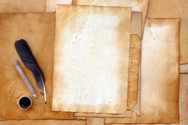 Eski kağıt üzerinde tüy ve mürekkep ile kahverengi ahşap doku.