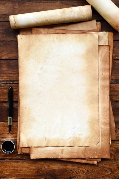 Eski Kağıt Kalem Mürekkep Ile Kahverengi Ahşap Doku Üzerinde — Stok fotoğraf