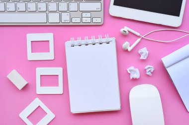 Ofis resepsiyon masası klavye, defter, kalem ve arka plan için fare ile Üstten Görünüm