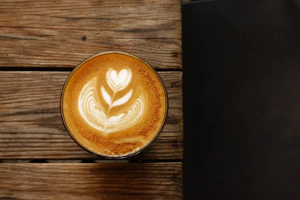 Una Taza Café Latte Arte Sobre Fondo Madera — Foto de Stock