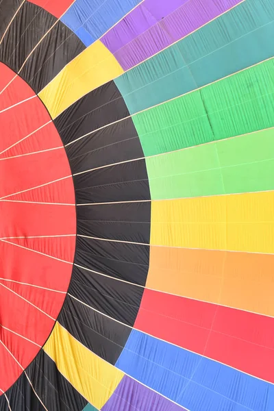 Mavi Gökyüzünde Yolculuğun Başlangıcında Renkli Sıcak Hava Balonları — Stok fotoğraf