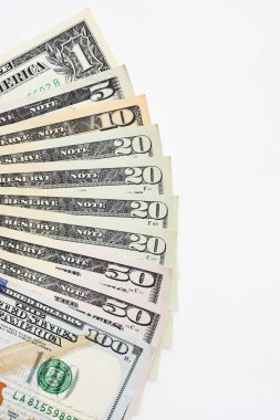 Beyaz arkaplanda izole edilmiş banknotun kapatılması