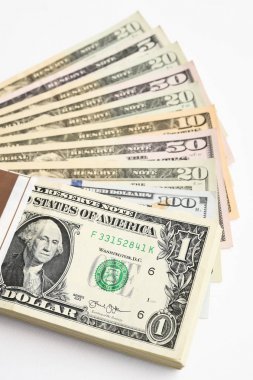 Beyaz arkaplanda izole edilmiş banknotun kapatılması