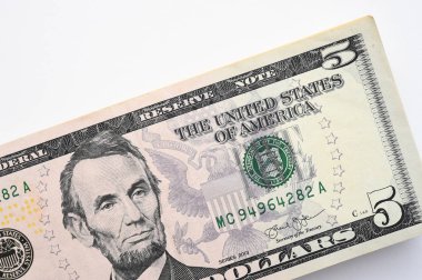 Beyaz arkaplanda izole edilmiş banknotun kapatılması