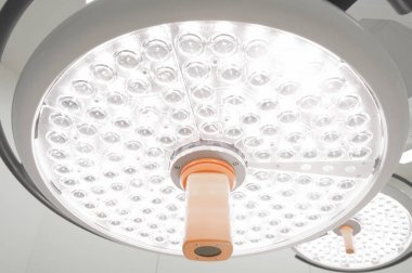 operasyon odasında iki ameliyat lambaları