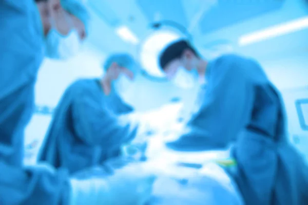 獣医外科手術室でグループのぼかしと芸術的な照明と青のフィルター — ストック写真