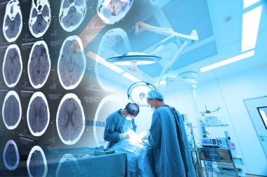 İki veteriner Cerrahi operasyon odasında bir bilgisayarlı tomografi beyin resimleri ile aydınlatma sanat ile almak ve filtre mavi
