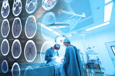 İki veteriner Cerrahi operasyon odasında bir bilgisayarlı tomografi beyin resimleri ile aydınlatma sanat ile almak ve filtre mavi