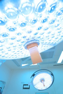 Operasyon odasında iki cerrahi lamba aydınlatma sanat ile almak ve filtre mavi