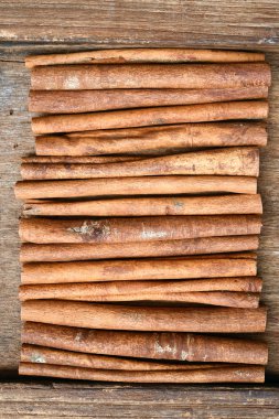 Ahşap arka planda tarçın çubuklarını kapat