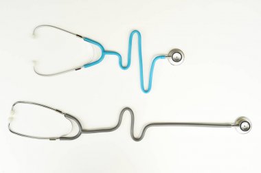 Beyaz arkaplanda izole edilmiş steteskopu kapat