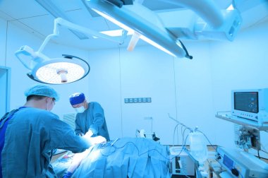 iki veteriner Cerrahi operasyon odasında aydınlatma sanat ile almak ve filtre mavi