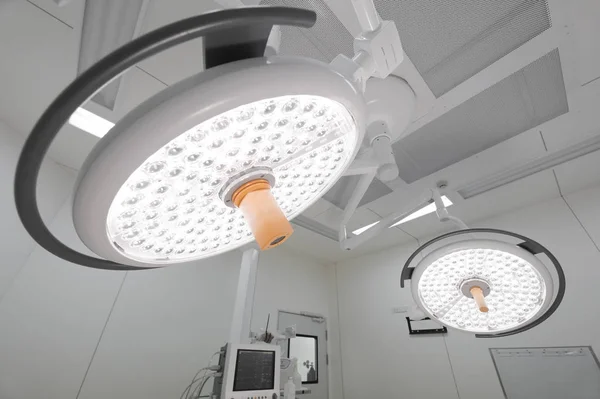 Две Хирургические Лампы Операционной Возьмите Селективной Цветовой Техникой Художественным Освещением — стоковое фото