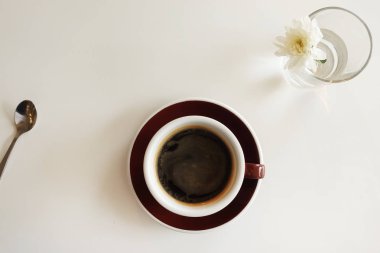 Beyaz arka planda bir fincan kahveyi kapat.