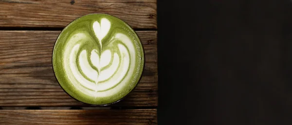 Bir Fincan Yeşil Çay Ahşap Arka Planda Matcha Latte — Stok fotoğraf