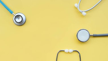 sarı arka planda stetoskop yakın     