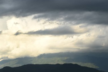 Manzara deniz sis, dağlar, Tayland