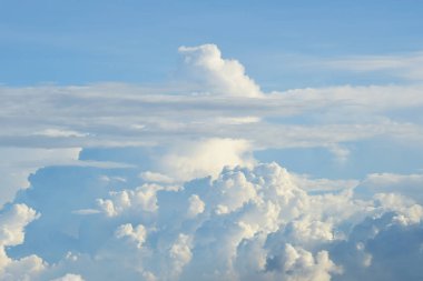 Doğada mavi gökyüzü manzaralı güzel bulutlar